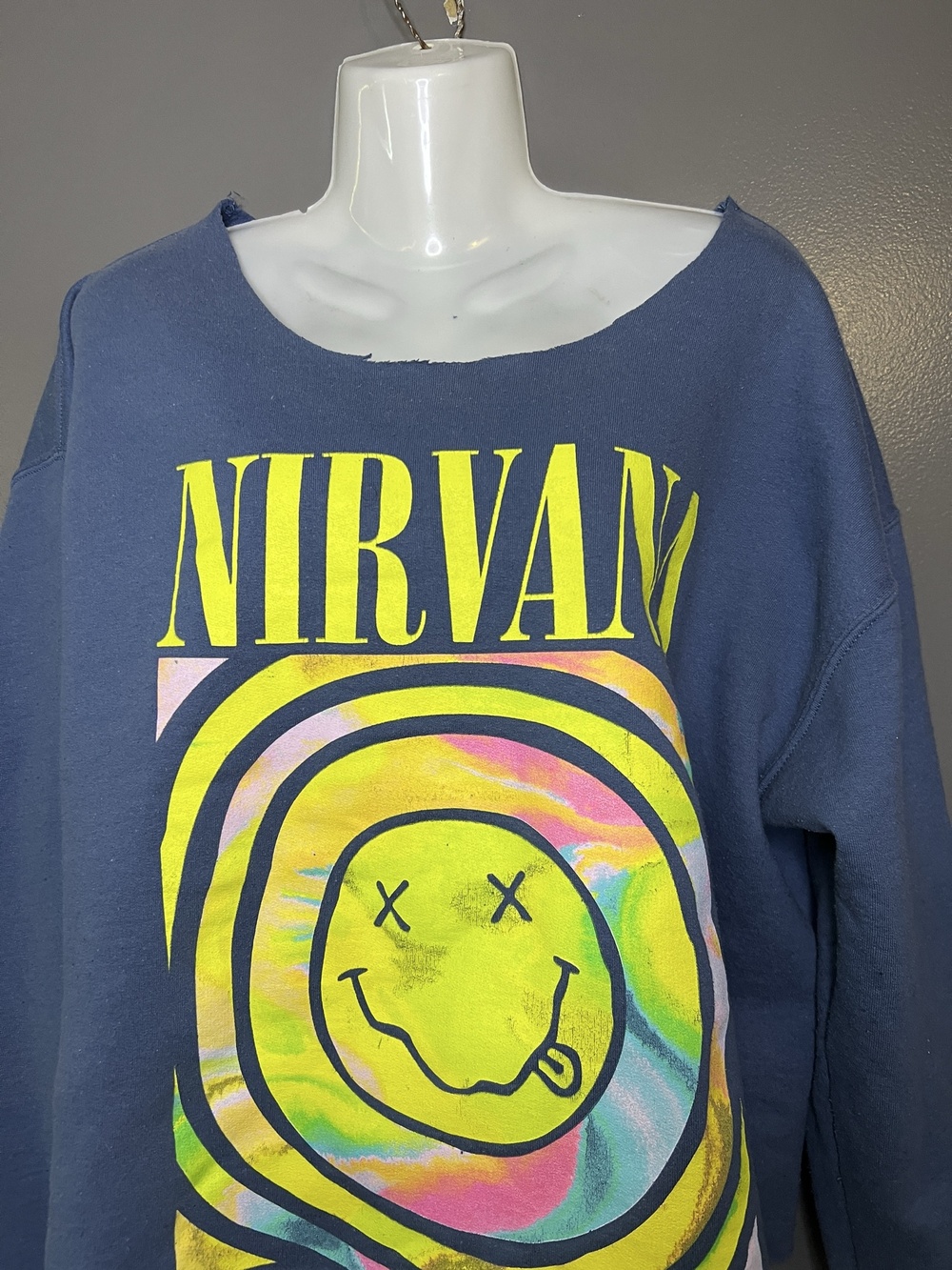 Nirvana Sweatshirt Womens Large Blue Cropped Raw Neck Smiley Face Graphic Band